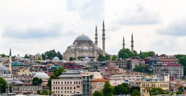 Istanbul&#039;s cityscape with boats and Süleymaniye Mosque. (Shutterstock Photos)