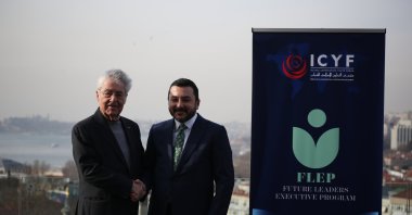 ICYF's Taha Ayhan shakes hands with Heinz Fischer, in Istanbul, Türkiye, Feb. 24, 2023. (COURTESY OF ICYF) 
