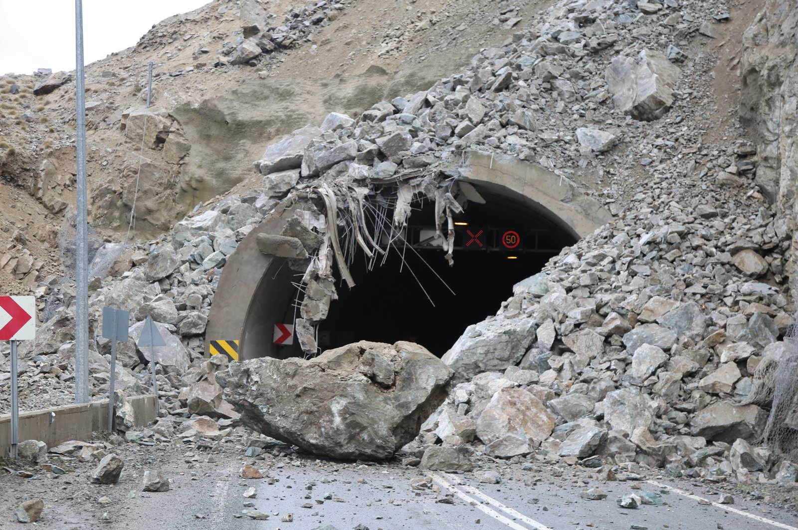 A landslide on the Artvin-Erzurum highway cut off the road, blocking traffic, northeastern Türkiye, Feb. 23, 2023. (IHA Photo)