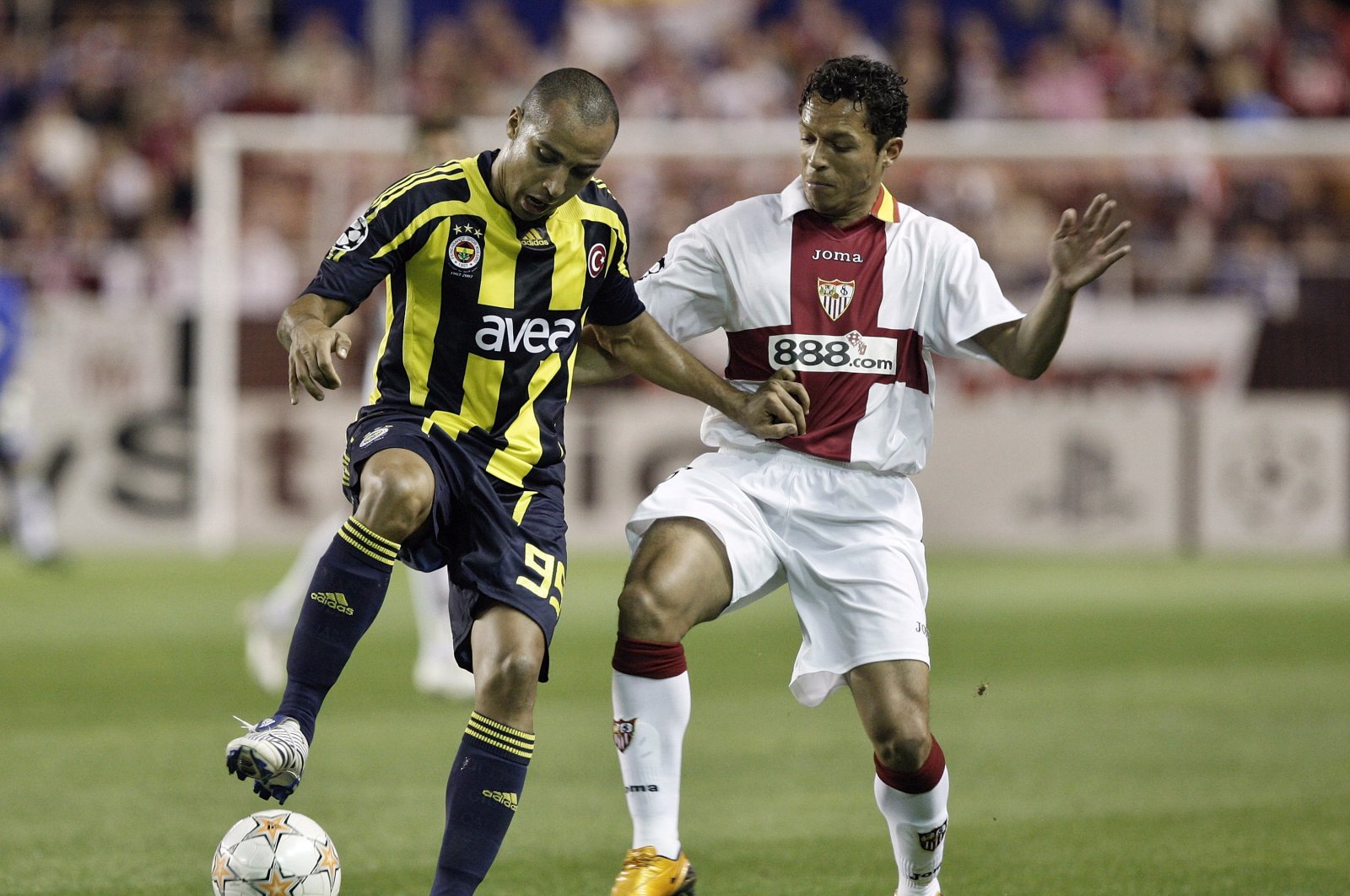 File photo of Fenerbahçe&#039;s Deivid (L) dueling for the ball with Sevilla&#039;s Adriano during the UEFA Champions League first knockout round 2nd leg match at the Ramon Sanchez-Pizjuan, Seville, Spain, March 4, 2008.  (Getty Images Photo)