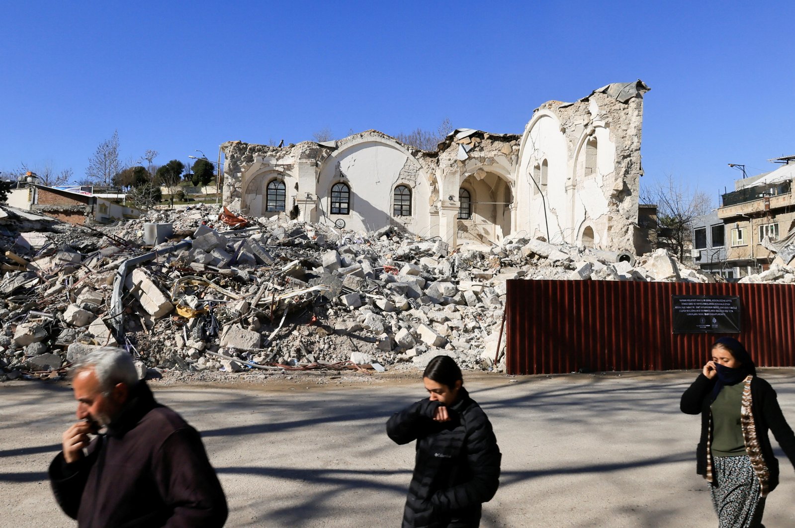 People walk past the damaged Ulu Cami Mosque, in the aftermath of a deadly earthquake in Adıyaman, Türkiye, Feb. 17, 2023. (Reuters File Photo)