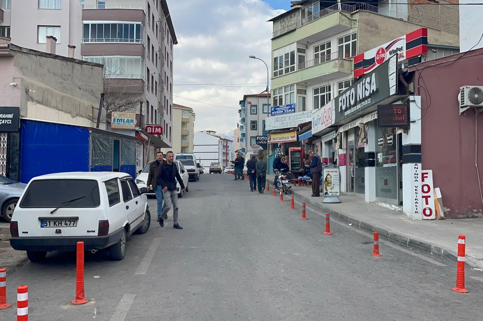 People run on a street following the earthquake in Niğde province, Saturday, Feb. 25, 2023. (DHA Photo)