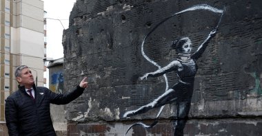 British Labour Party leader Keir Starmer next to a heavily damaged residential building with the work of world-renowned graffiti artist Banksy in the town of Irpin, Ukraine, Feb. 16, 2023. (Reuters Photo)