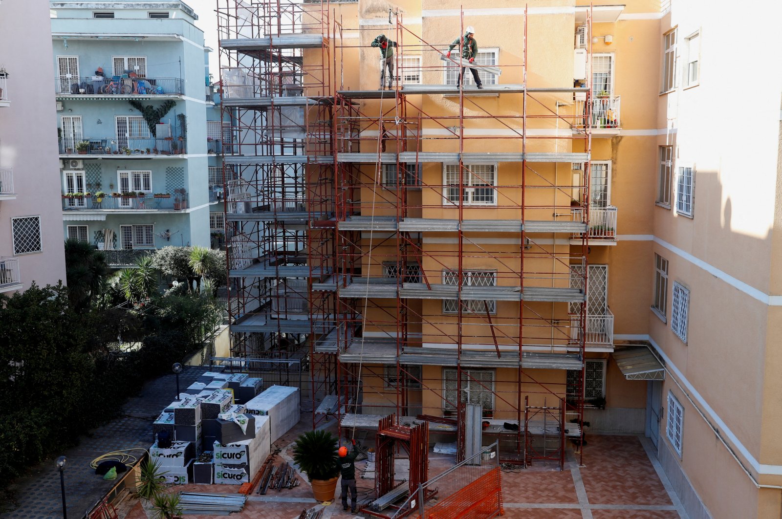 Builders work at the construction site of an energy-saving building, making apartments more energy-efficient under the government&#039;s &quot;superbonus&quot; incentives, in Rome, Italy, Feb. 1, 2023. (Reuters Photo)