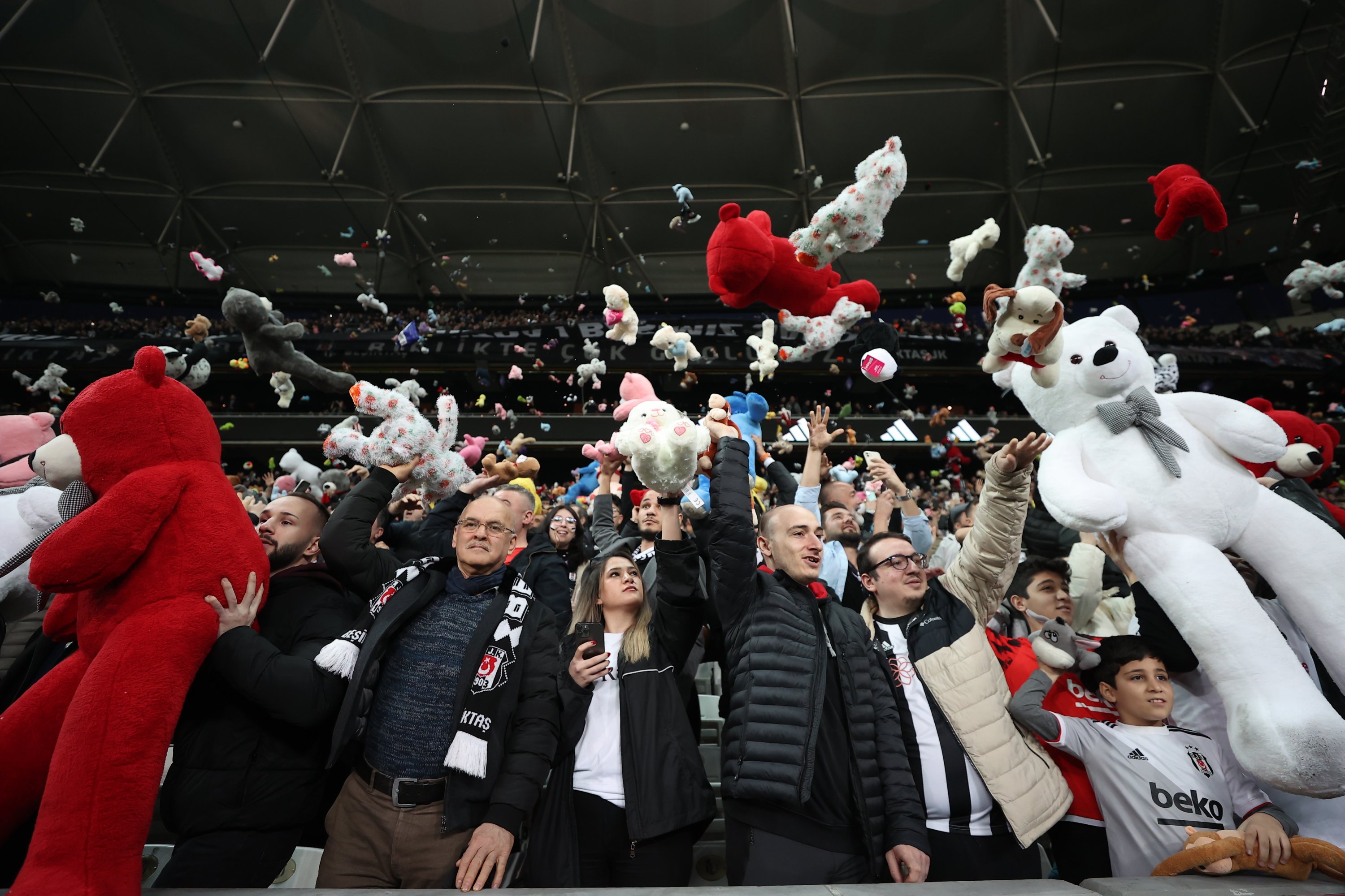 Penggemar Beşiktaş melempar mainan ke lapangan selama pertandingan sepak bola Süper Lig Turki antara Beşiktaş dan Antalyaspor di stadion Vodafone, Istanbul, Türkiye, 26 Februari 2023. (Foto AA)