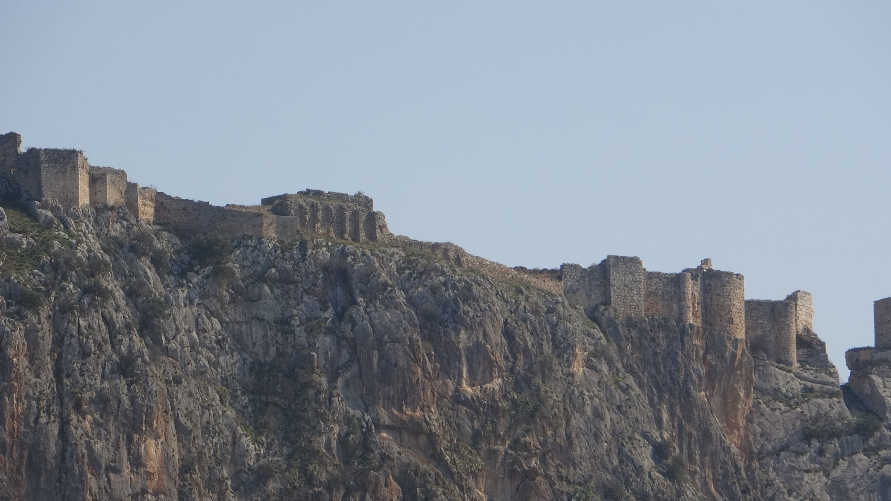 Kota kuno Anazarbus berusia 7.500 tahun terlihat di atas gunung, Adana, Türkiye, 27 Februari 2023. (Foto IHA)