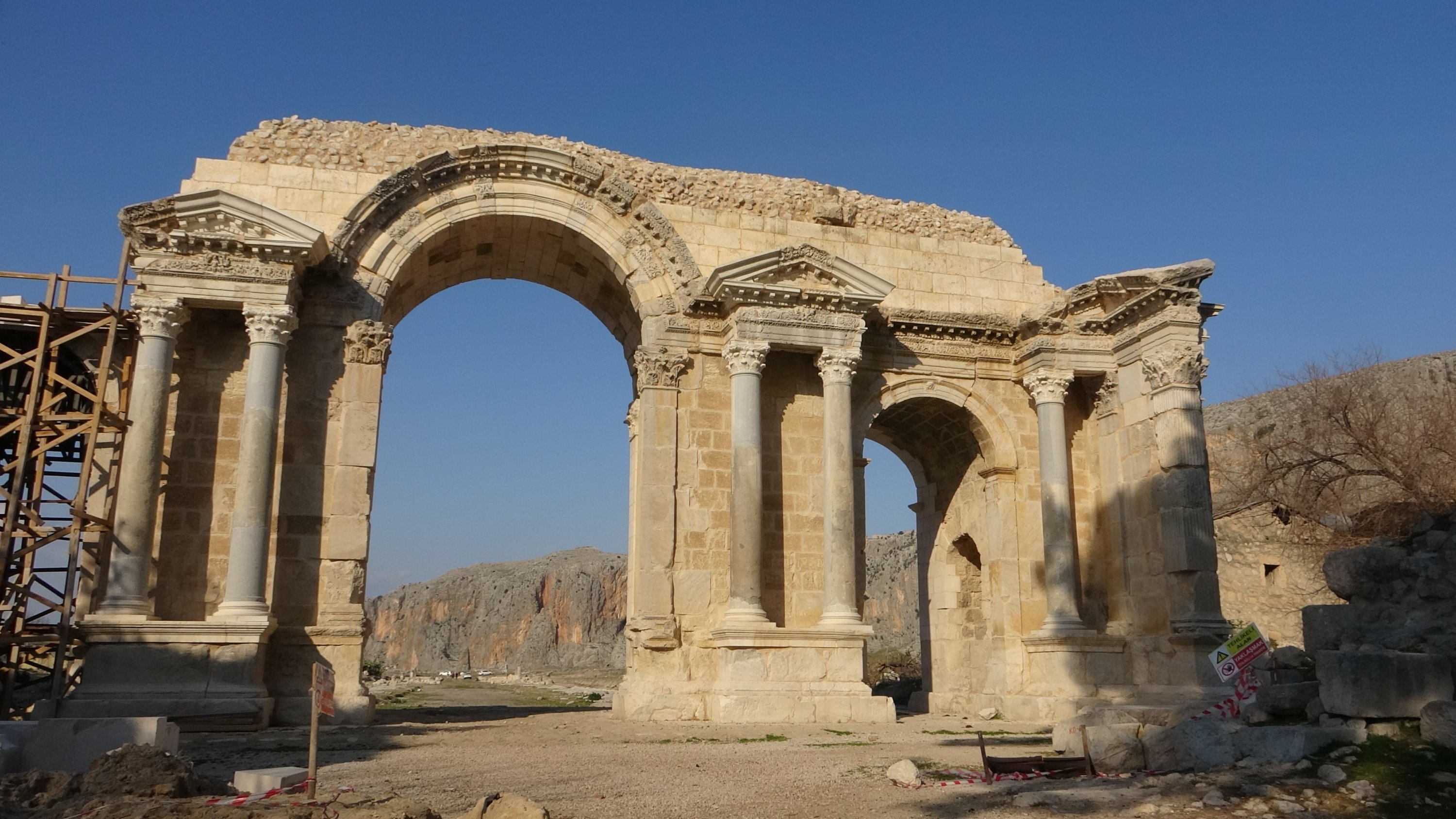 Retakan terlihat di gerbang kota kuno Anazarbus di arc de triomphe, Adana, Türkiye, 27 Februari 2023. (Foto IHA)