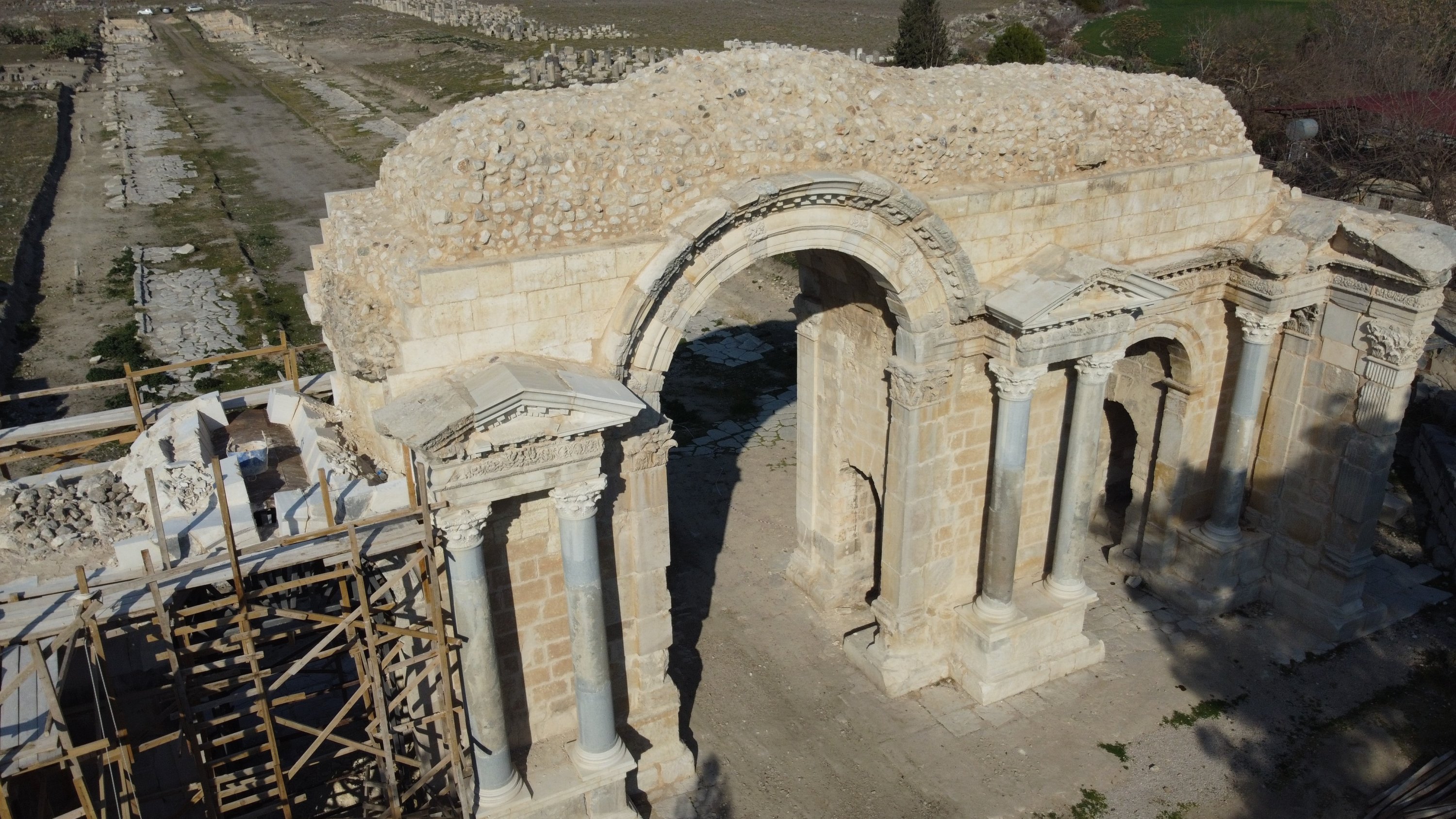 Retakan terlihat di gerbang kota kuno Anazarbus di arc de triomphe, Adana, Türkiye, 27 Februari 2023. (Foto IHA)