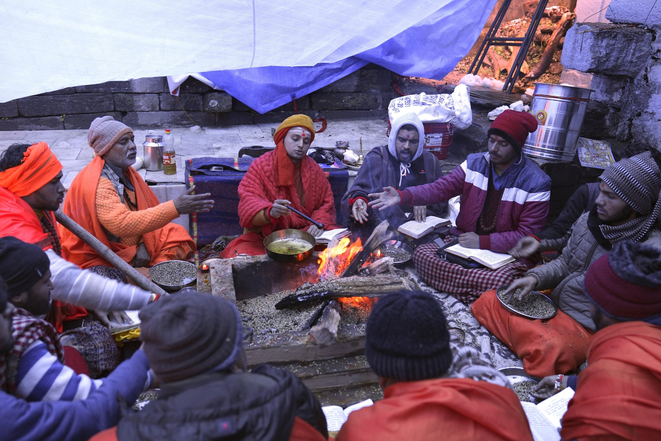 Para pendeta Hindu berdoa untuk menyelamatkan kota mereka di biara terkenal Adi Shankaracharya, di Joshimath, di negara bagian pegunungan Himalaya Uttarakhand, India, 20 Januari 2023. (AP Photo)