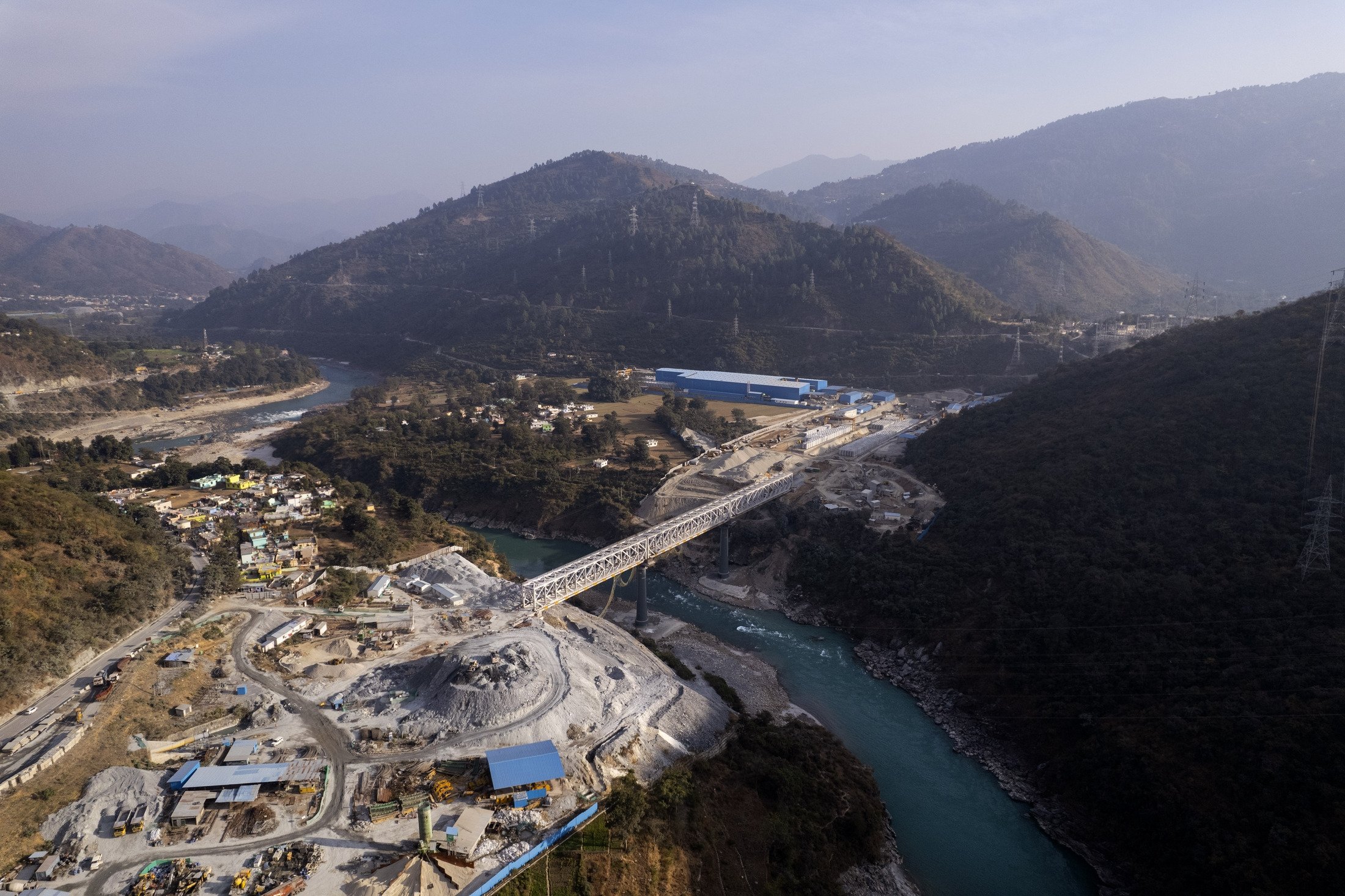 Hindistan, Uttarkand'ın Himalaya dağ eyaletindeki Lachmoli köyündeki en uzun demiryolu tünellerinden birinin inşaat sahasının ariel görüntüsü, 18 Ocak 2023. (AP Fotoğrafı)