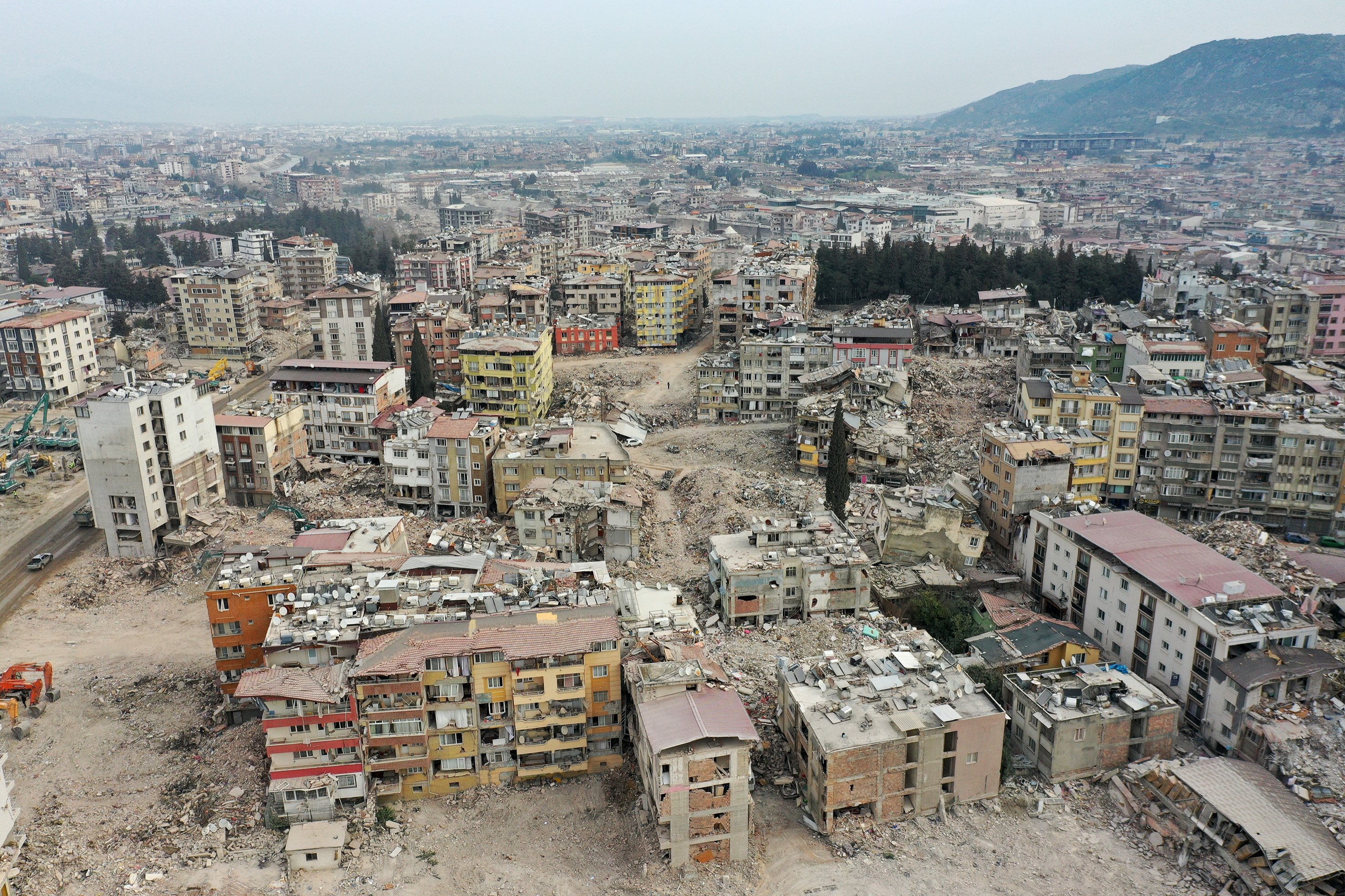 Pandangan udara dari bangunan yang hancur setelah gempa bumi yang berpusat di Kahramanmaraş di Antakya, Hatay, Türkiye, 27 Februari 2023. (Foto AA)