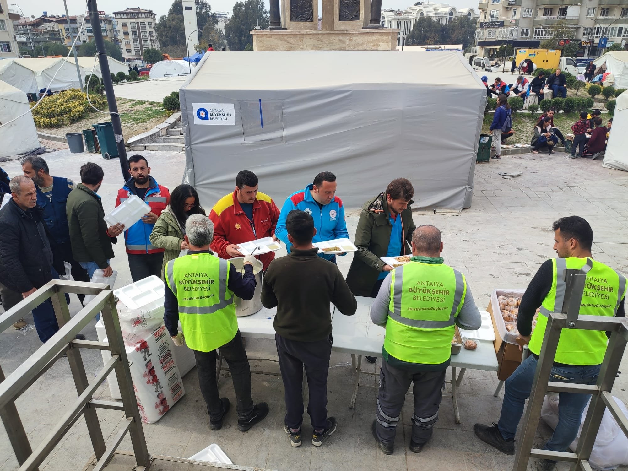 Relawan relawan menyajikan makanan untuk korban gempa bumi di distrik Nurdağı dan İslahiye, Gaziantep, Türkiye, 27 Februari 2023. (Foto AA)