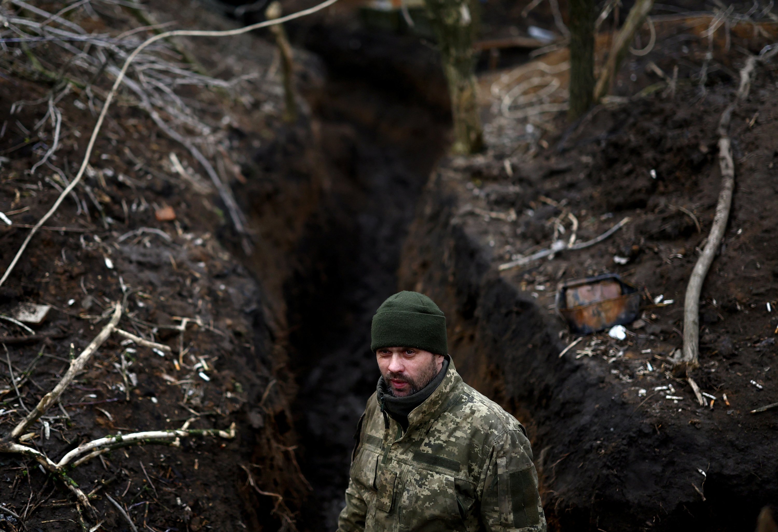 Seorang prajurit Ukraina berdiri di parit dekat garis depan, Donetsk, Ukraina, 27 Februari 2023. (Foto Reuters)