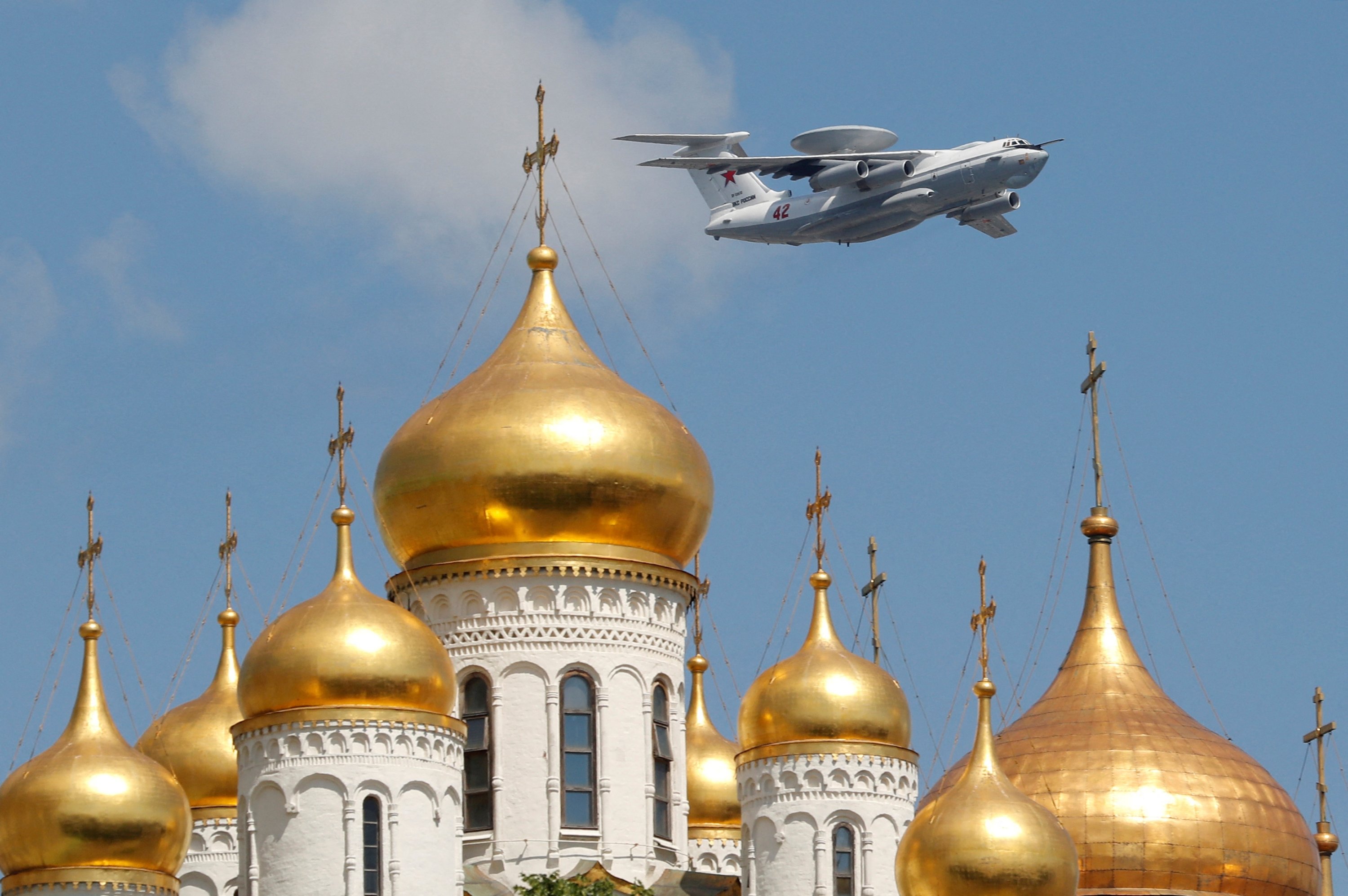Pesawat peringatan dini A-50 Rusia terbang di atas katedral selama Parade Hari Kemenangan di Moskow, Rusia, 24 Juni 2020. (Foto Reuters)