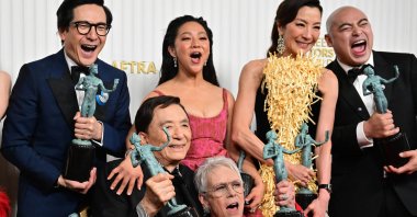 Actors Michelle Yeoh, Ke Huy Quan, Stephanie Hsu, Jamie Lee Curtis, James Hong and cast pose with the award for Outstanding Performance by a Cast in a Motion Picture for &quot;Everything Everywhere All at Once,&quot; California, U.S., Feb. 26, 2023. (AFP Photo)