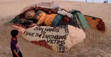 Indian sand artist Sudarshan Pattnaik created a sand sculpture of the Türkiye earthquake for visitors&#039; awareness about their tragedy at the Bay of Bengal Sea&#039;s eastern coast beach at Puri, 65 km away from the eastern state Odisha&#039;s capital city Bhubaneswar, India, Feb. 8, 2023. (Getty Images Photo)