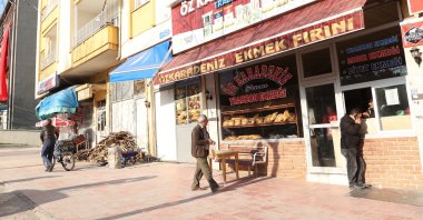 People are seen in front of a bakery in Kahramanmaraş after the deadly earthquakes, southern Türkiye, Feb. 25, 2023. (AA Photo)