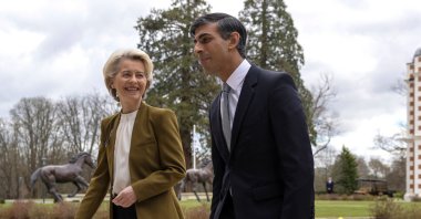 British Prime Minister Rishi Sunak walks with European Commission President Ursula von der Leyen at the Fairmont Hotel in Windsor, Britain, Feb. 27, 2023. (Reuters Photo)
