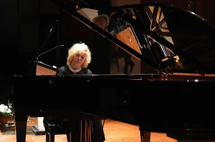 Pianis Gülsin Onay mengadakan konser di Universitas Cambridge untuk korban gempa