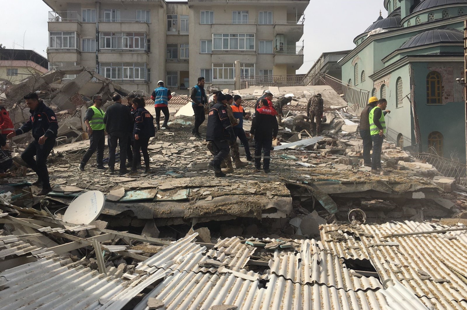 Search teams are seen near the rubble of a collapsed building, in Malatya, Türkiye, Feb. 27, 2023. (IHA Photo)