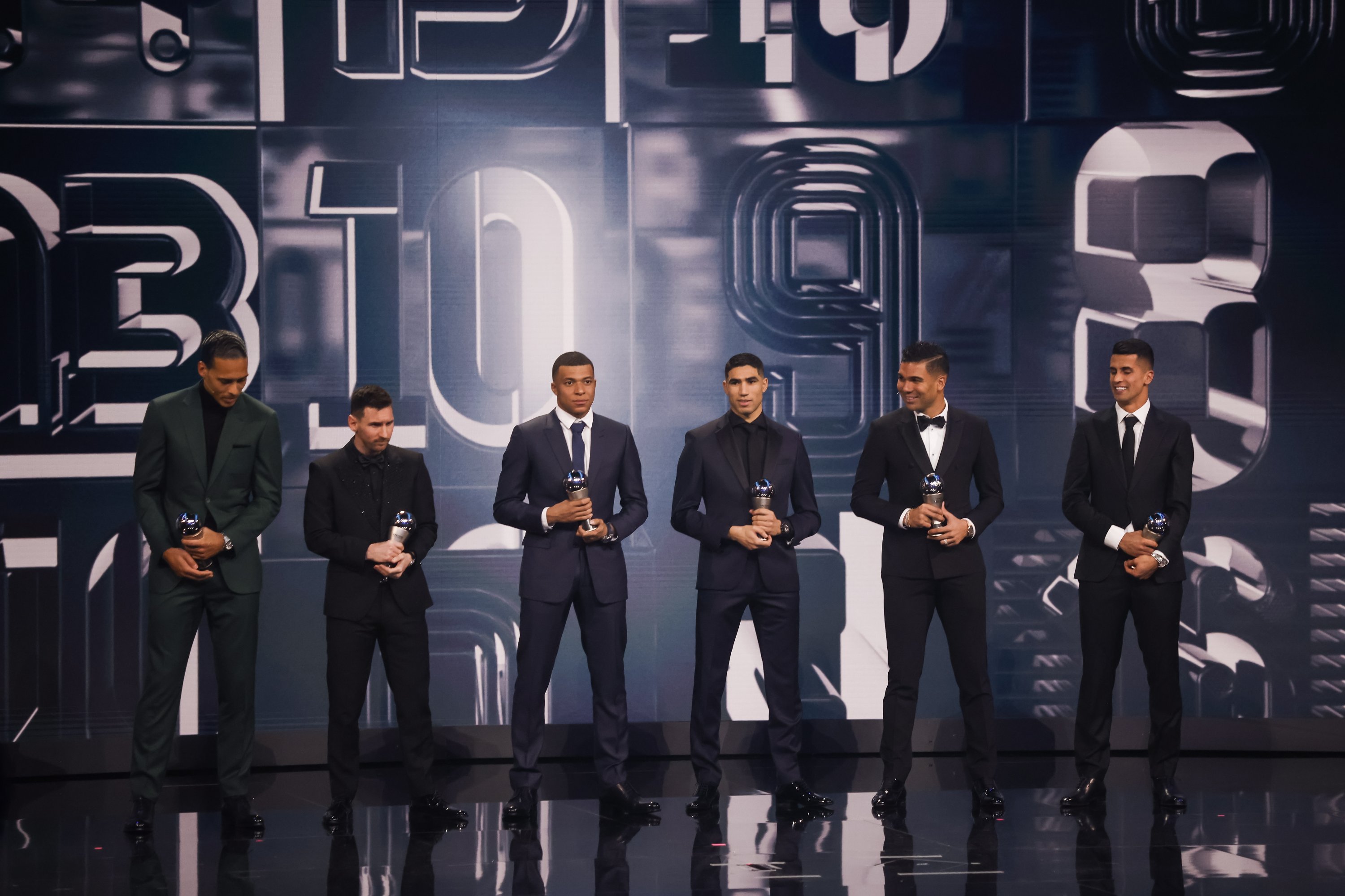   (LR)Virgil van Dijk, Lionel Messi, Kylian Mbappe, Achraf Hakimi, Carlos Casemiro dan Yassine Bounou dengan Penghargaan FIFA FIFPRO Men's World 11 mereka di atas panggung pada upacara The Best FIFA Football Awards 2022, Paris, Prancis, 27 Februari 2023 .(Foto EPA)