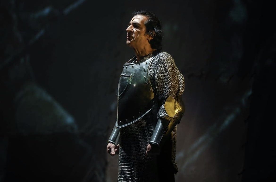 Okan Bayülgen as Richard III in his play &quot;Richard.&quot; (From Instagram / @okanbayülgen)