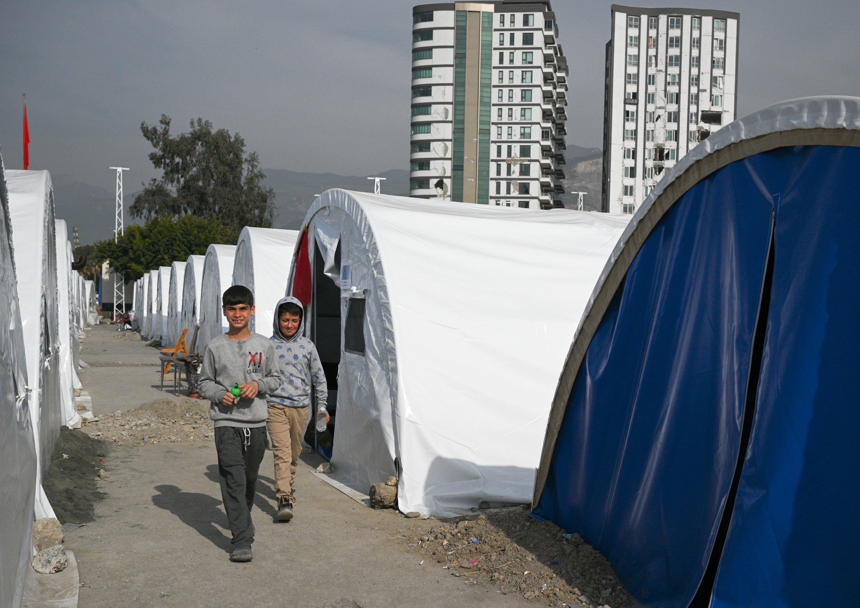 Korban gempa Türkiye melanjutkan hidup mereka di kota tenda di Iskenderun, Hatay, Türkiye, 28 Februari 2023. (Foto AA)