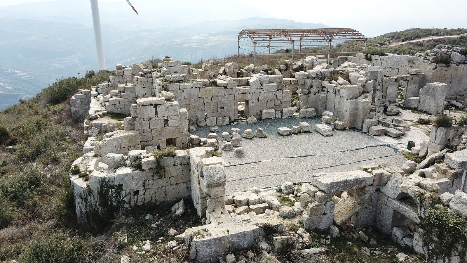 Reruntuhan biara yang dibangun oleh Saint Simon tetap utuh setelah gempa bumi yang berpusat di Kahramanmaraş, Hatay, Türkiye, 27 Februari 2023. (Foto DHA)