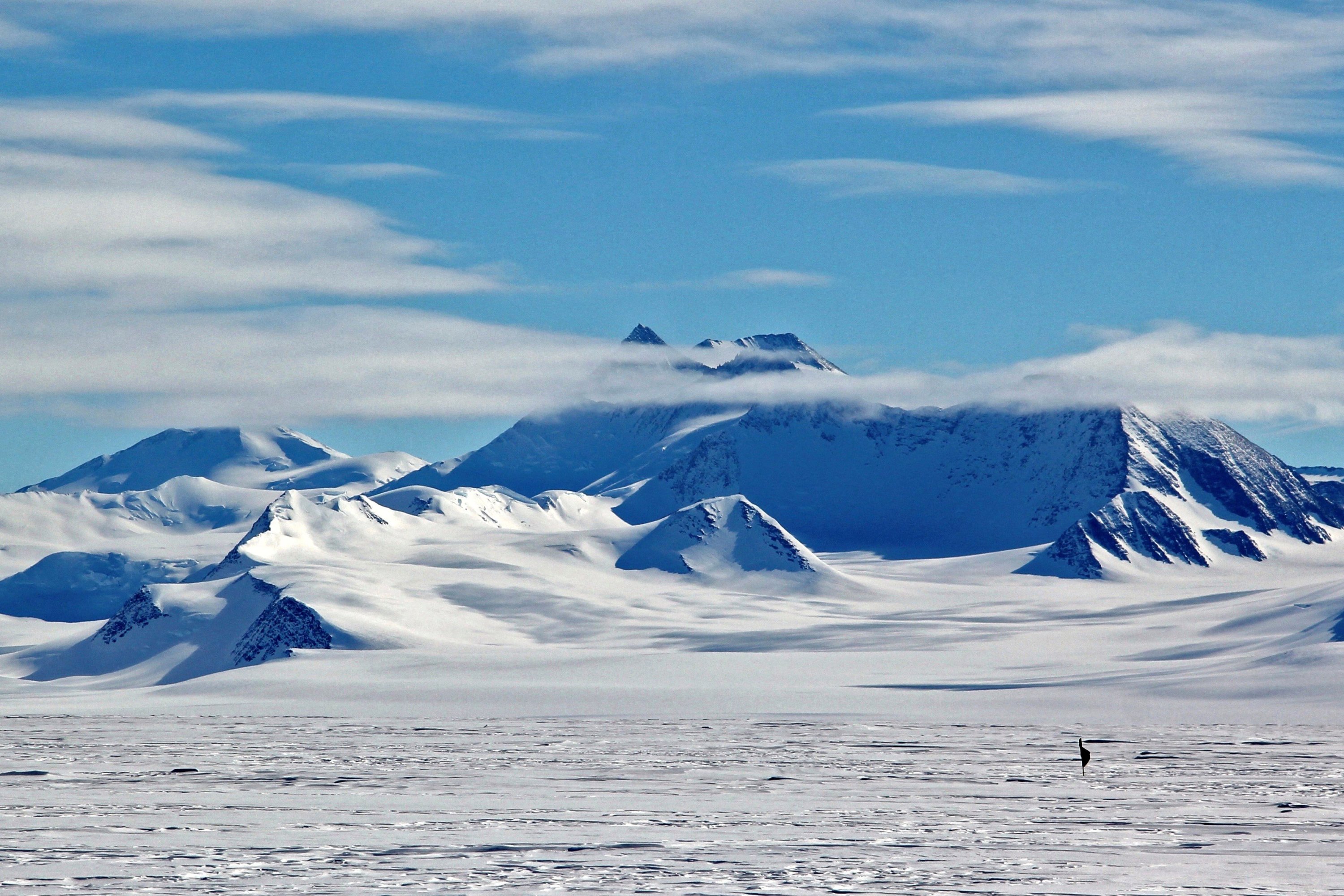 Es laut Antartika mencair hingga mencapai rekor terendah, mengancam daratan