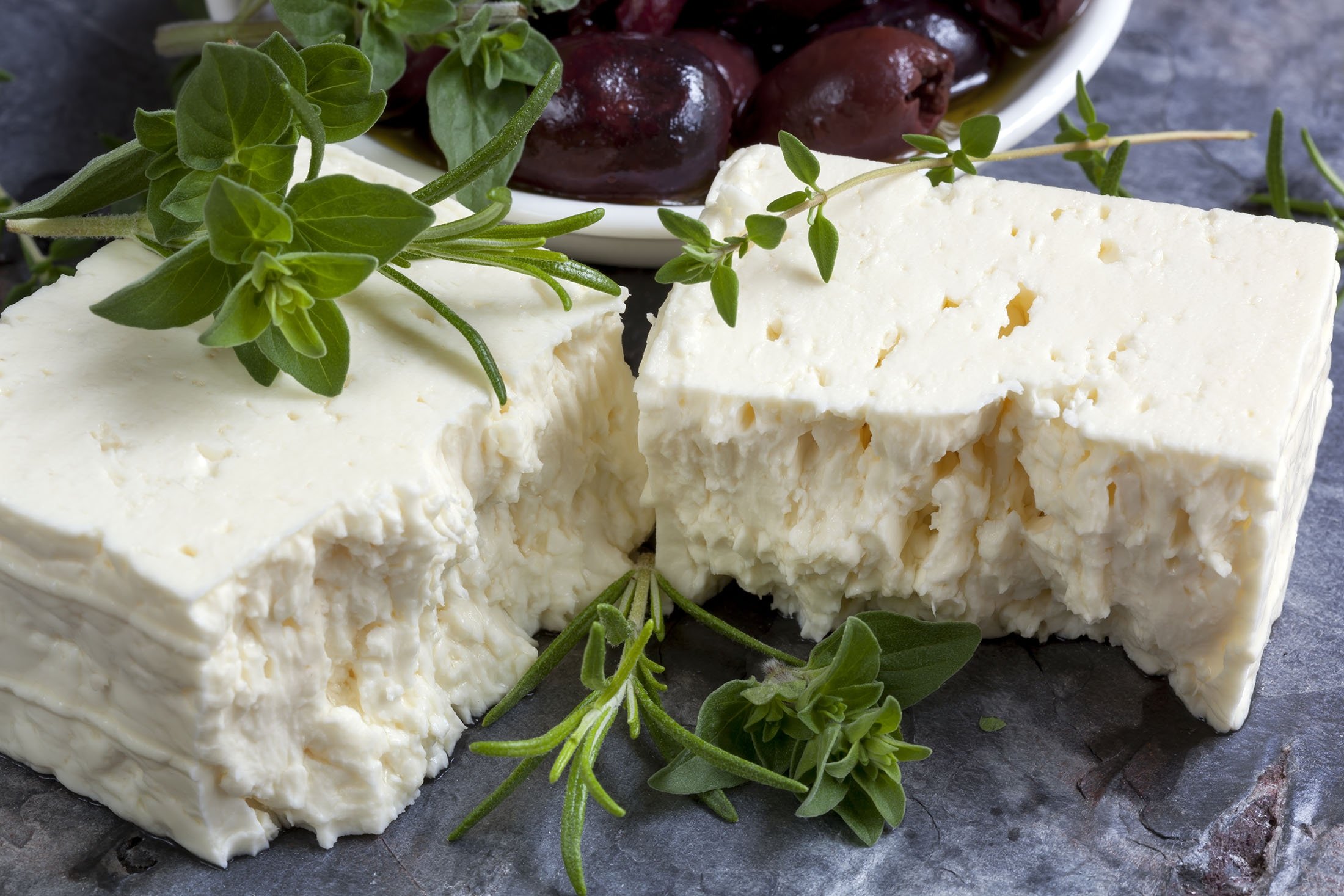 Keju feta dengan bumbu dan buah zaitun hitam.  (Foto Shutterstock)