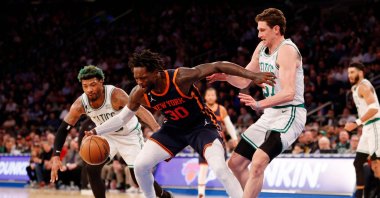 New York Knicks' Julius Randle (C) in action with Boston Celtics' Marcus Smart (L) and Mike Muscala (R), 2nd half at Madison Square Garden, New York City, U.S., Feb. 27, 2023. (AFP Photo)