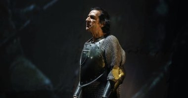 Okan Bayülgen as Richard III in his play "Richard." (From Instagram / @okanbayülgen)