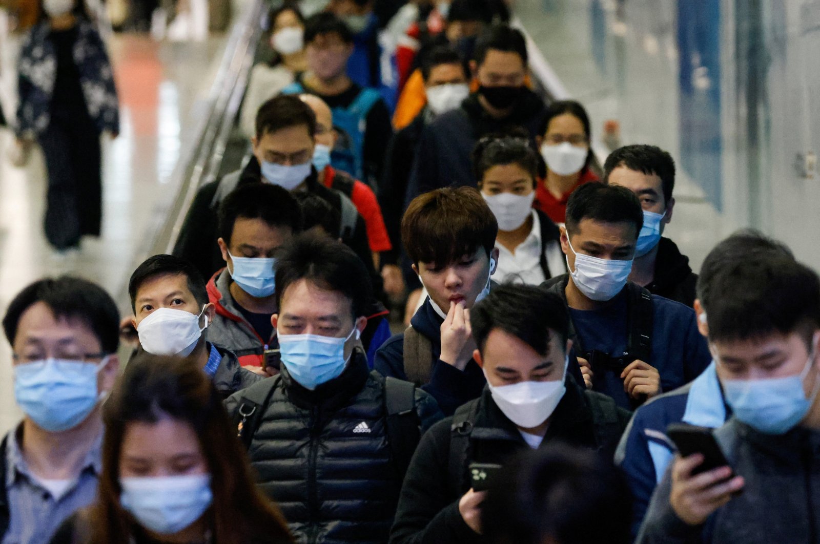 Hong Kong akan membatalkan salah satu mandat masker COVID-19 terakhir di dunia
