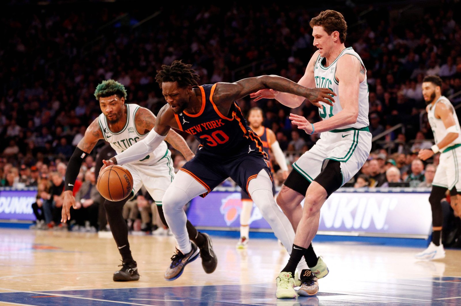 New York Knicks&#039; Julius Randle (C) in action with Boston Celtics&#039; Marcus Smart (L) and Mike Muscala (R), 2nd half at Madison Square Garden, New York City, U.S., Feb. 27, 2023. (AFP Photo)