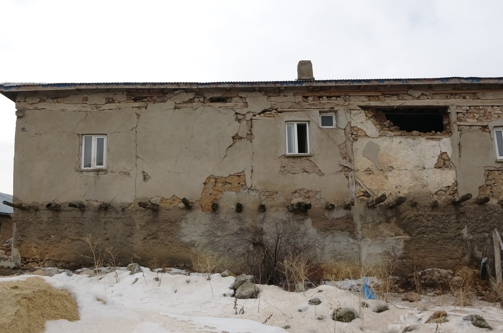 A house damaged by the Feb. 6 earthquakes in the Sarız district of Kayseri, Türkiye, Feb. 28, 2023. (IHA Photo)
