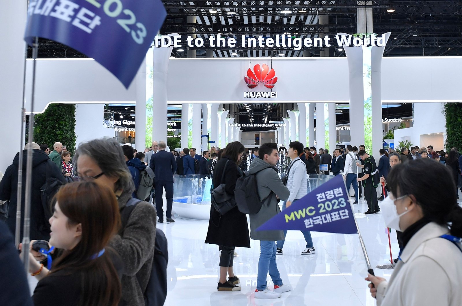 Visitors walk next to Chinese manufacturer Huawei&#039;s stand at the Mobile World Congress (MWC), the telecom industry&#039;s biggest annual gathering, in Barcelona, Spain, Feb. 28, 2023. (AFP photo)