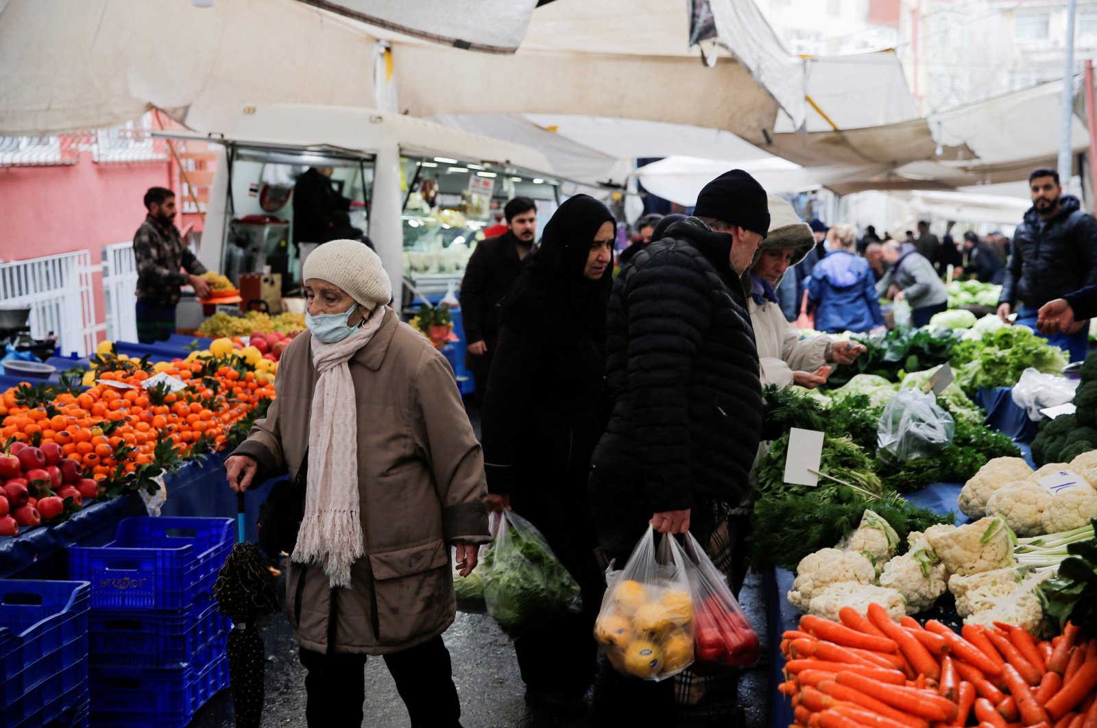 People shop at an open market in Istanbul, Türkiye, Dec. 5, 2022. (Reuters Photo)