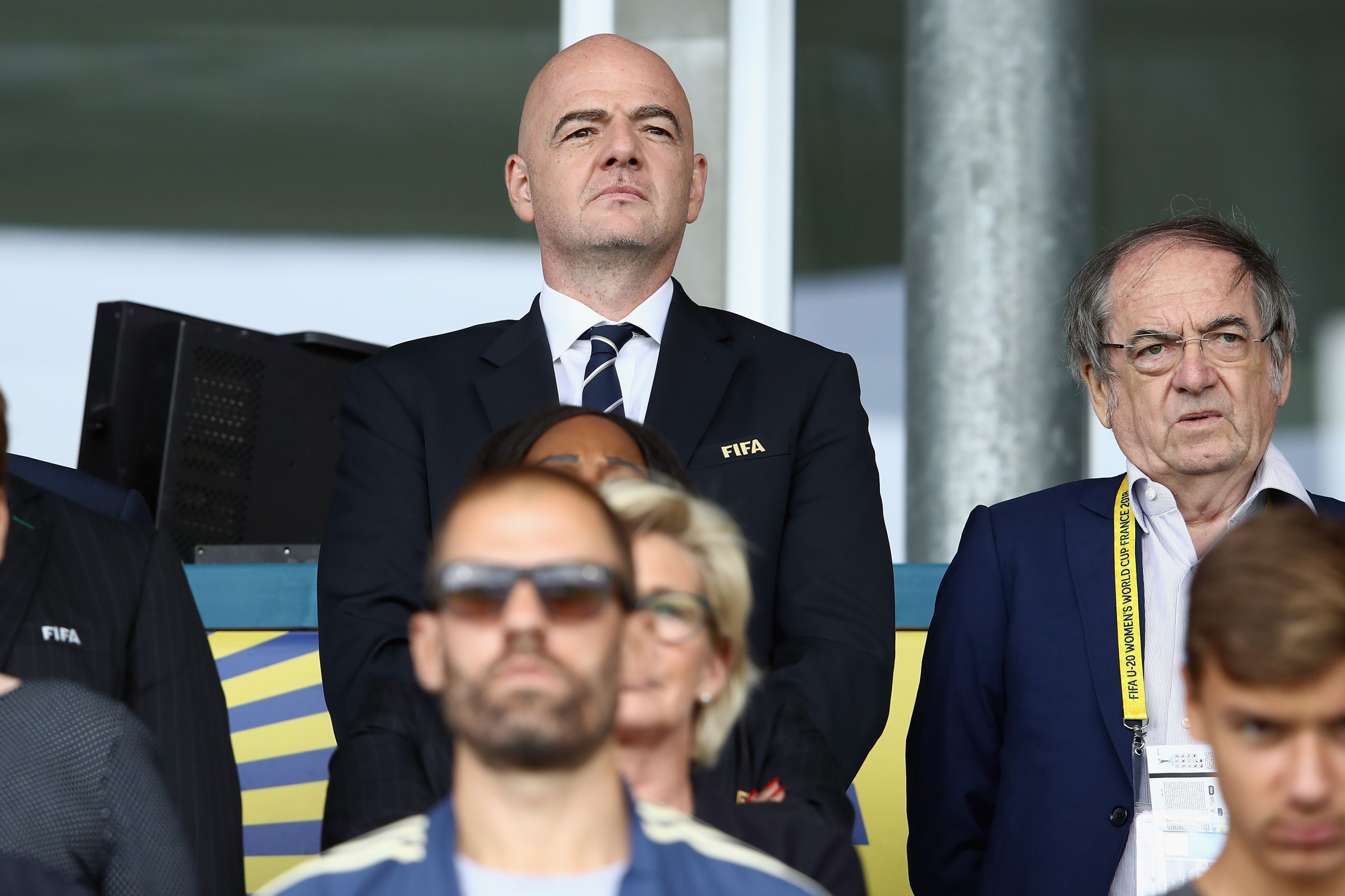 Presiden FIFA Gianni Infantino (tengah atas) dan Presiden FFF Noel Le Graet (kanan atas) menghadiri pertandingan FIFA U-20 Women's World Cup antara Prancis dan Inggris di Stade de la Rabine, Vannes, Prancis, 24 Agustus 2018. (Getty Gambar Foto)