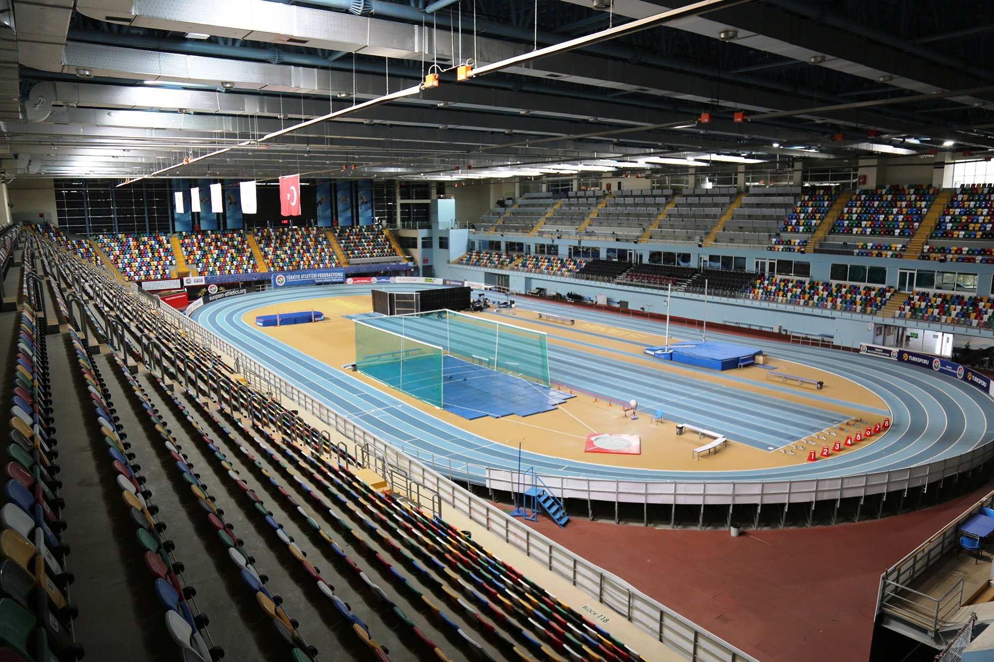 Pandangan umum tempat utama Ataköy Athletics Arena, Istanbul, Türkiye.  (Sumber Atletik Eropa)