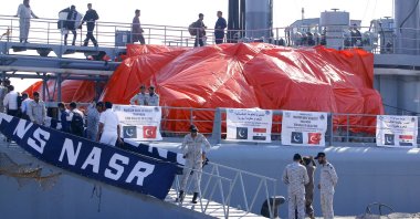 Pakistani workers pack 1,000 tons of aid on military vessel PNS Nasr for Türkiye's and Syria's earthquake victims at the Port of Karachi, Pakistan, Feb. 28, 2023. (AA Photo)