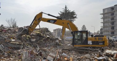 An excavator removes rubble in earthquake-hit Malatya, southeastern Türkiye, Feb. 28, 2023. (AA Photo)