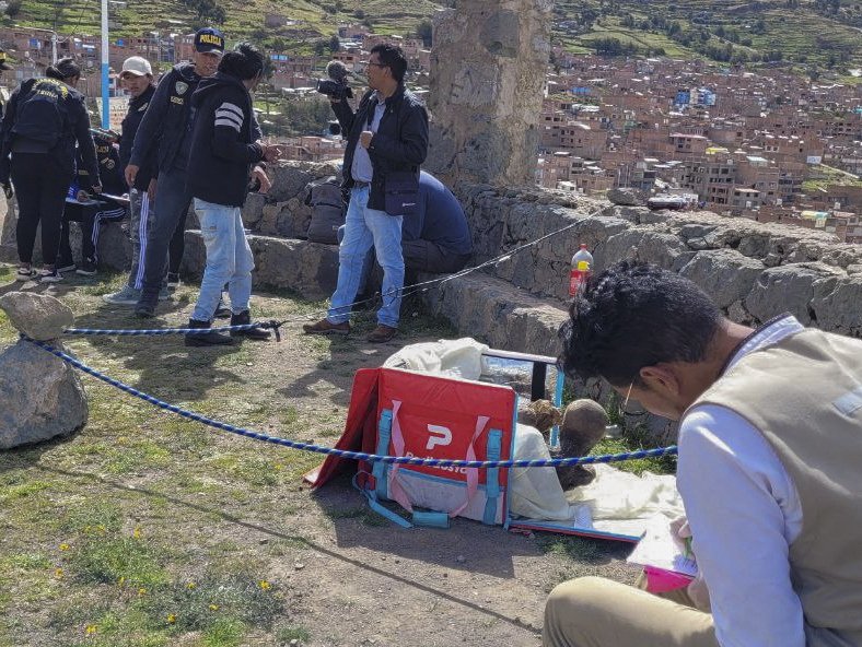Gambar selebaran ini menunjukkan anggota Direktorat Kebudayaan Terdesentralisasi Puno dan polisi menyelidiki penemuan mumi di dalam kotak pendingin yang digunakan oleh seorang pekerja layanan pengiriman di Puno, Peru, 25 Februari 2023. (Foto AFP)