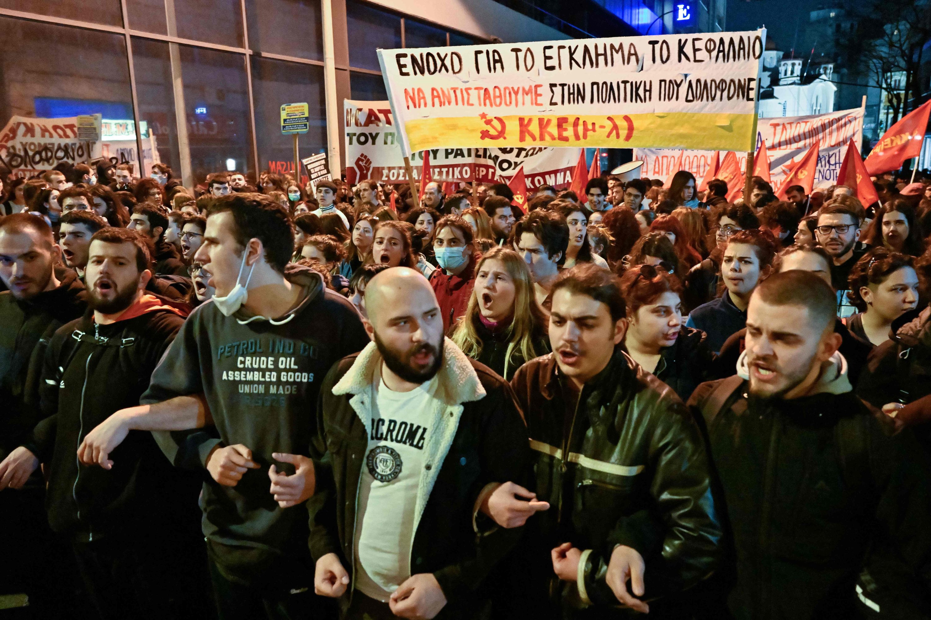 Para siswa ikut serta dalam protes menyusul kecelakaan kereta api yang mematikan, Larissa, Yunani, 28 Februari 2023. (Foto AFP)