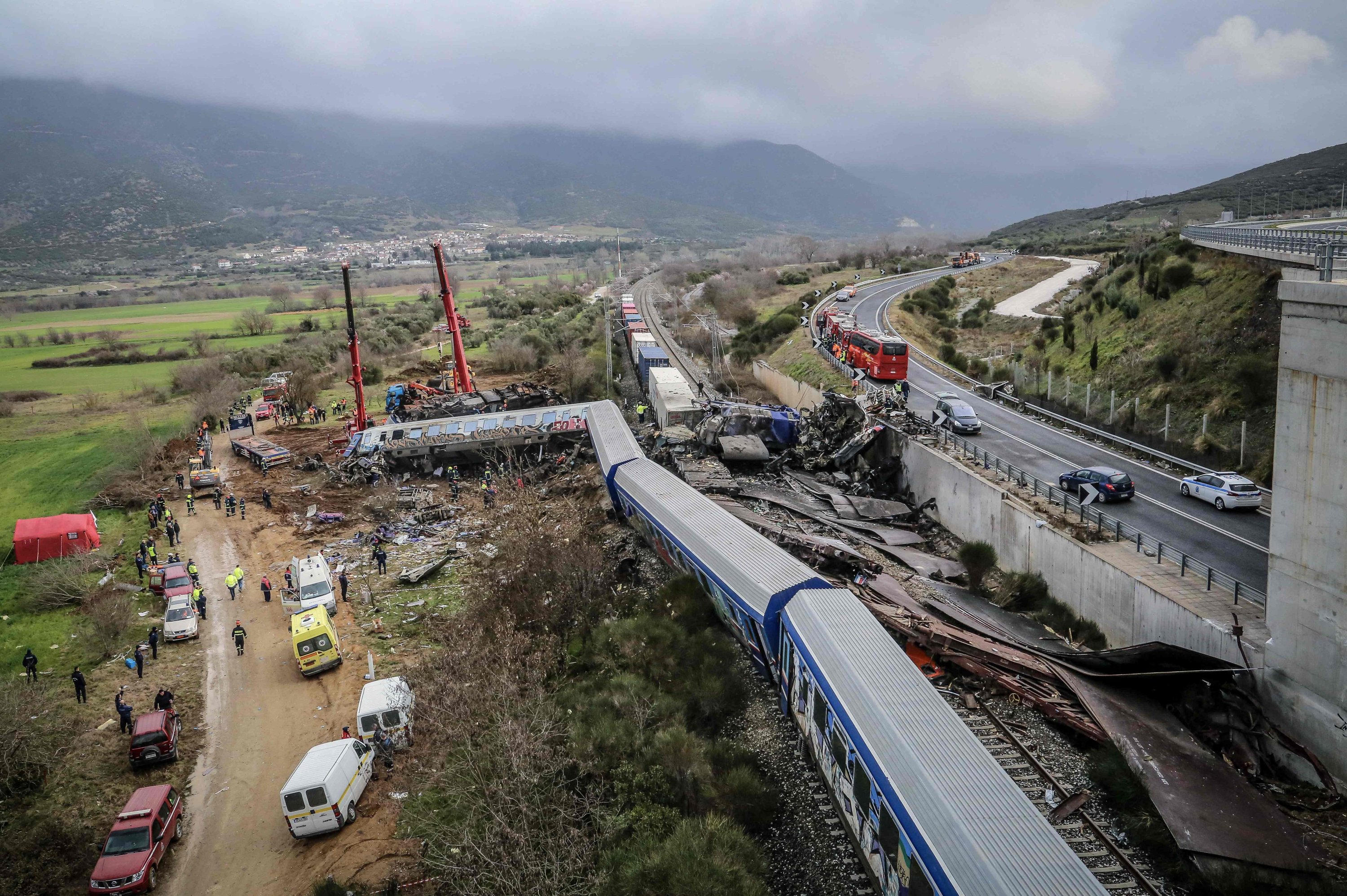 Polisi dan kru darurat mencari puing-puing gerobak yang hancur setelah kecelakaan kereta api, dekat Larissa, Yunani, 1 Maret 2023. (Foto AFP)