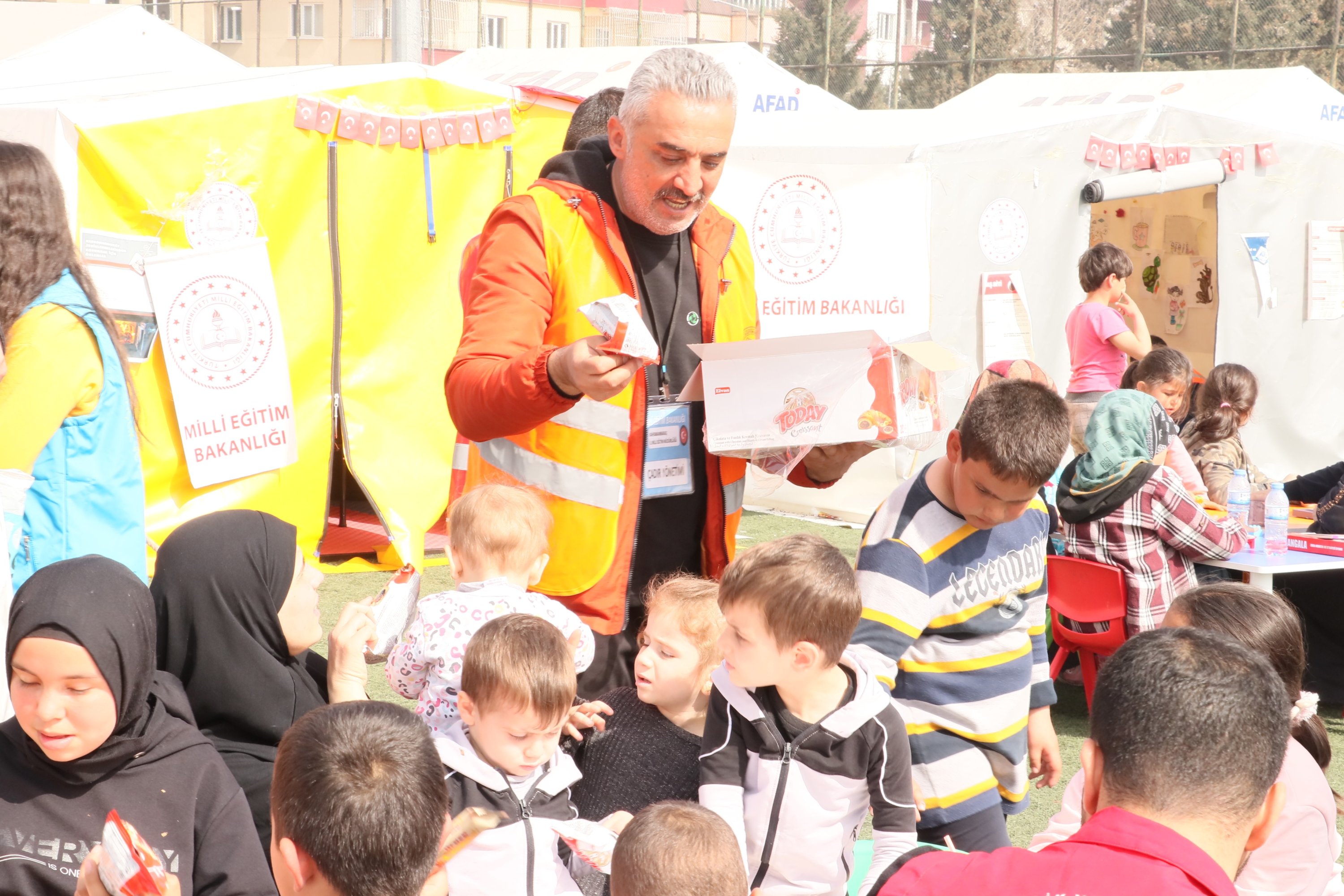 Seorang kepala sekolah dasar yang selamat dari lima gempa bumi membantu sebagai sukarelawan di tenda-tenda yang didirikan di Kahramanmaraş, Türkiye, 2 Maret 2023. (Foto AA)