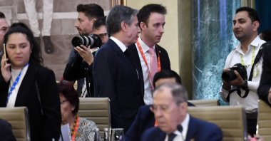 TOPSHOT - US Secretary of State Antony Blinken (top C) walks past Russian Foreign Minister Sergei Lavrov (lower) during the G20 foreign ministers' meeting in New Delhi on March 2, 2023. (Photo by OLIVIER DOULIERY / POOL / AFP)