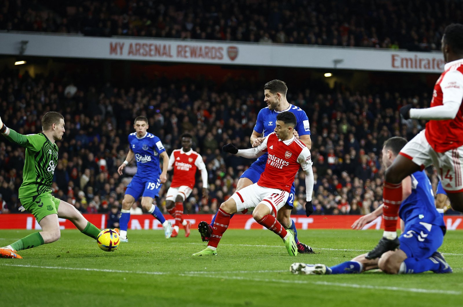 Arsenal stretch lead, United and Grimsby secure FA quarters spots