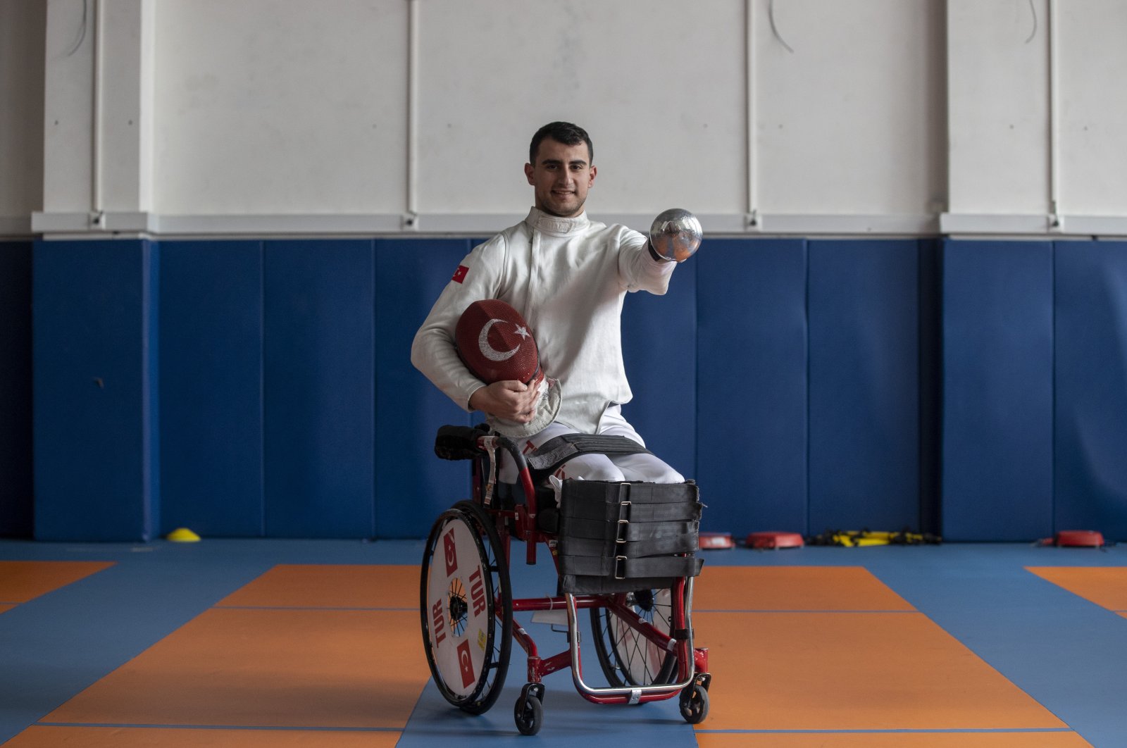 Dünya Paralimpik Eskrim Şampiyonu Türk Hakan Akaya çıtayı yükseltiyor