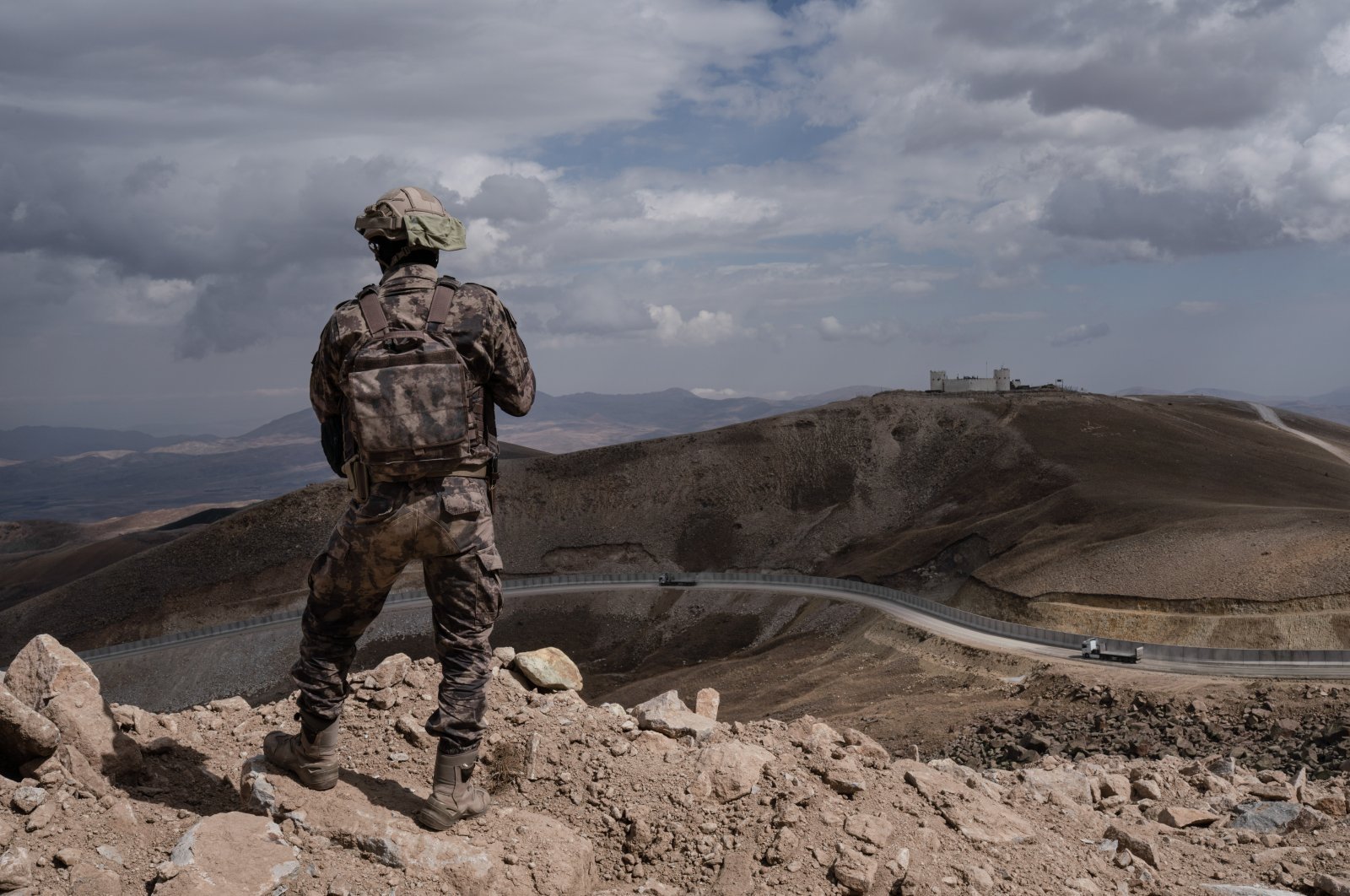 A Turkish soldier stands alert along the Iranian-Turkish border near Çaldıran village, eastern Türkiye, Oct.1, 2021 (Reuters Photo)
