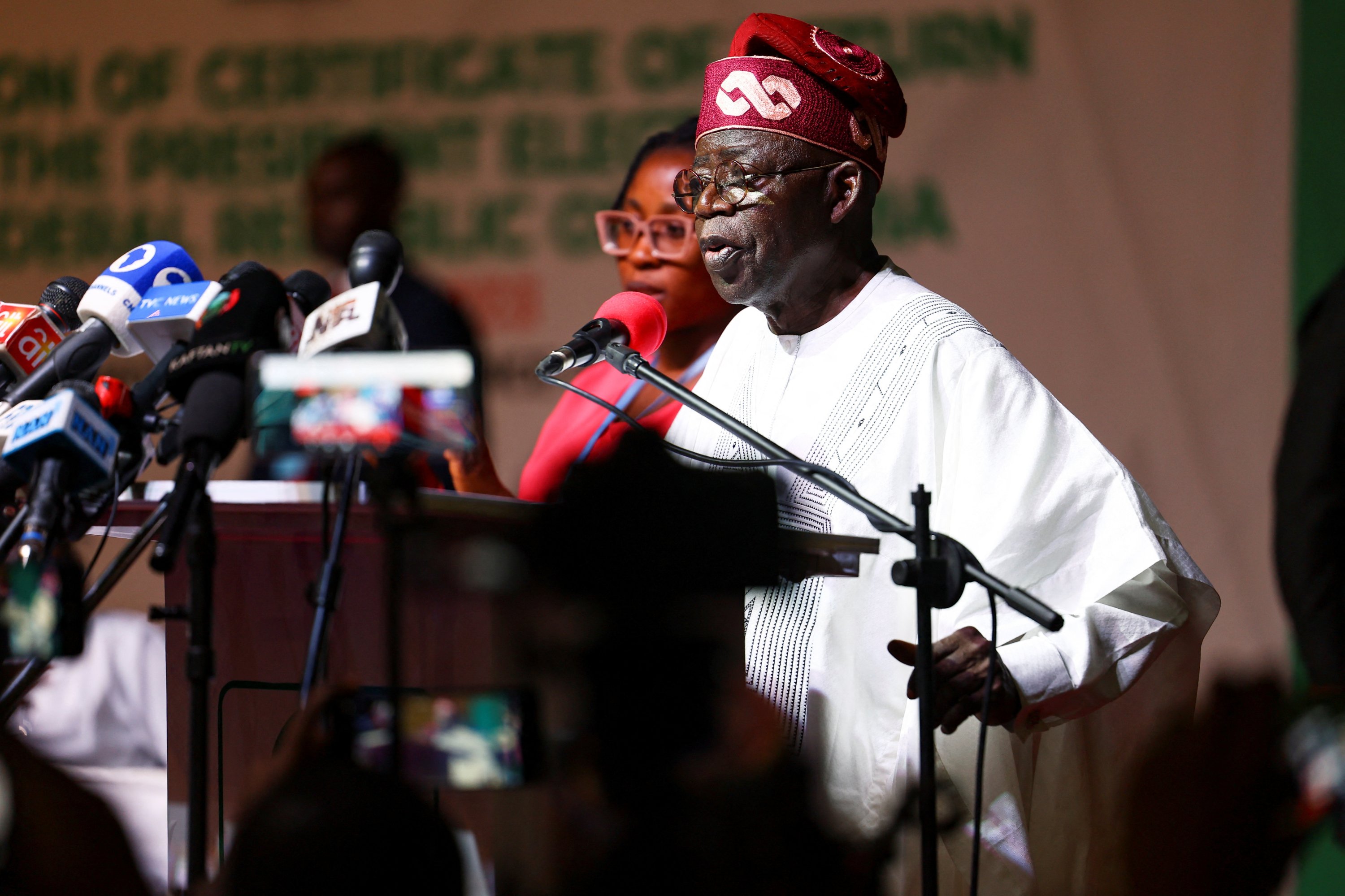 Pemenang pemilihan presiden Nigeria 2023 yang baru diumumkan, Bola Tinubu berbicara di National Collation Centre, Abuja, Nigeria, 1 Maret 2023. (Foto Reuters)